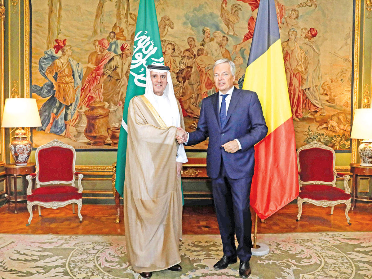 الجبير مصافحاً رينديرز في قصر إيغمونت ببروكسل أمس     (أ ف ب)