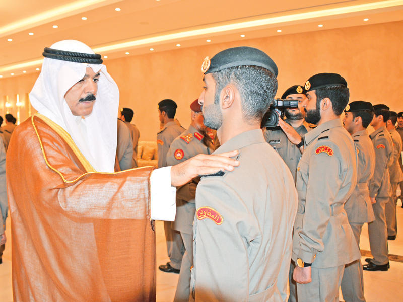 الخالد يقلِّد أحد الضباط رتبته الجديدة