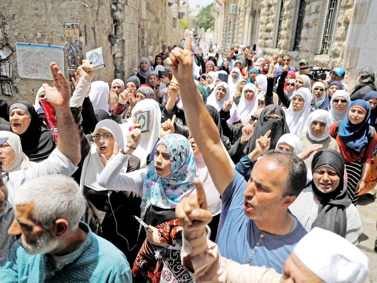 تظاهرة في القدس القديمة أمس رافضة الإجراءات الإسرائيلية في الأقصى  (رويترز)