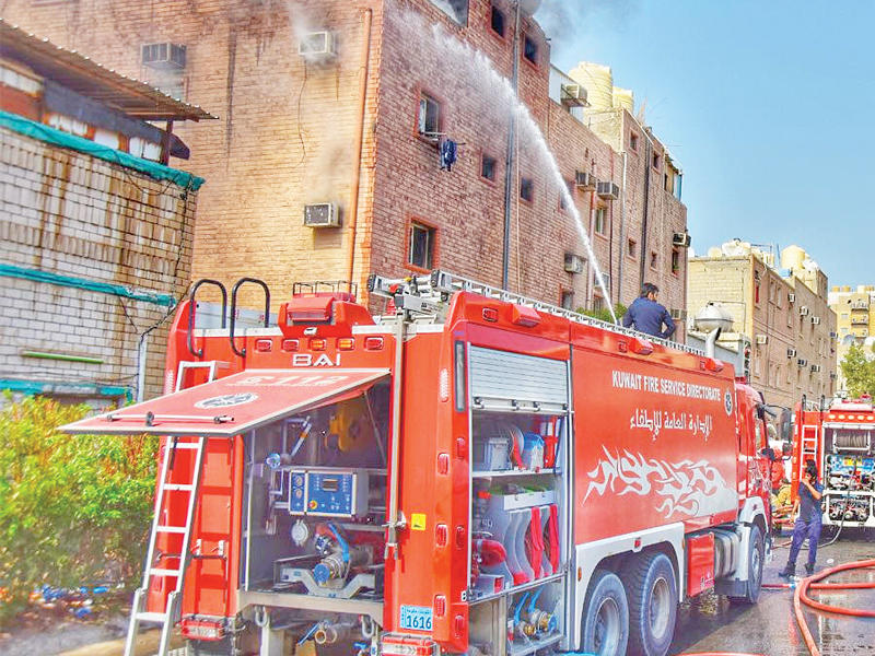 آليات الإطفاء تخمد الحريق