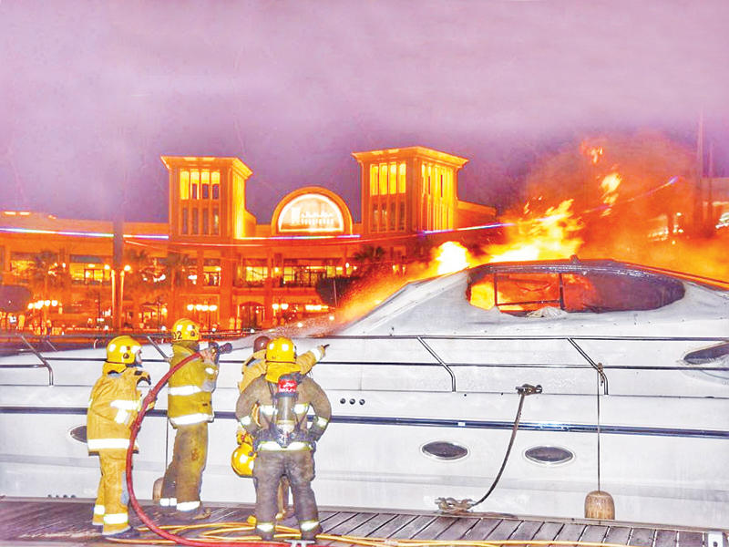 رجال الإطفاء يكافحون الحريق