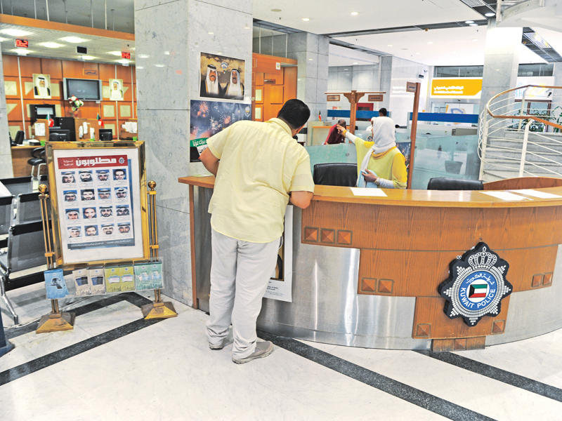 «الداخلية» تعمم صور مطلوبي «خلية العبدلي» في برج التحرير (تصوير عوض التعمري)