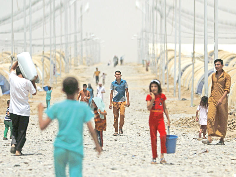 نازحون عراقيون في منطقة القيارة جنوب الموصل أمس الأول (أ ف ب )n