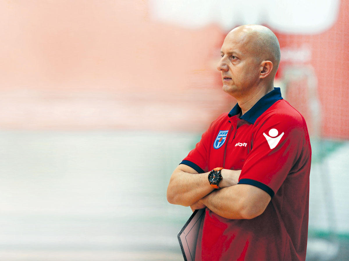 مشرف الفريق صادق القطان