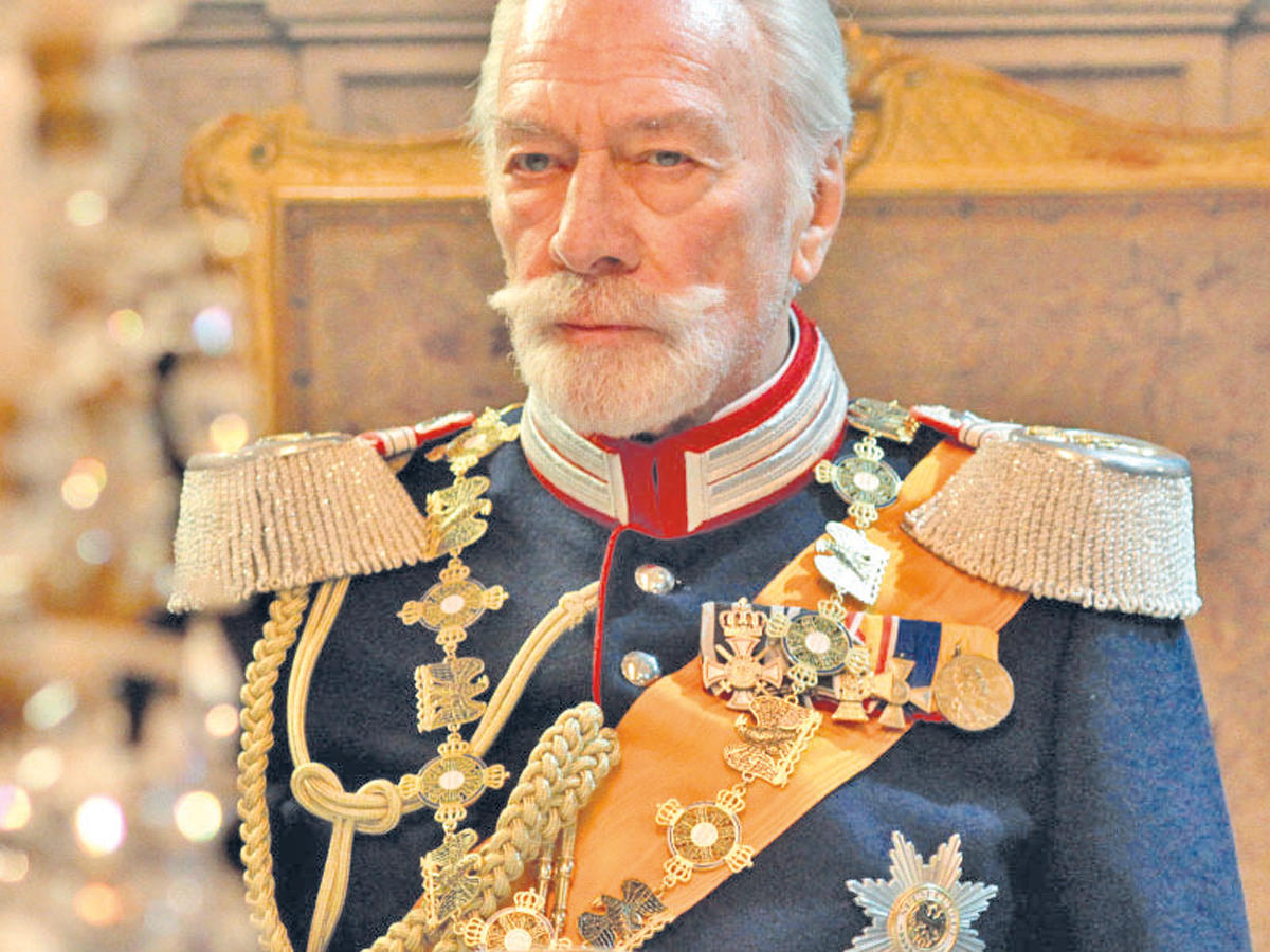 كريستوفر بالمر في دور القيصرn