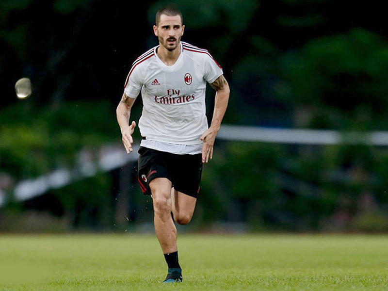 ليوناردو بونوتشي خلال تدريبات ميلان أمس