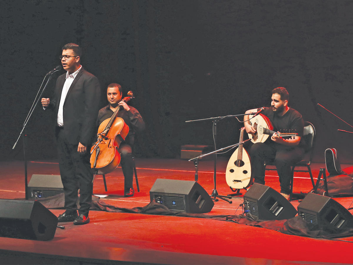 عبدالعزيز المسباح مغنياً ويوسف عباس على العود مع الفرقة الموسيقيةn