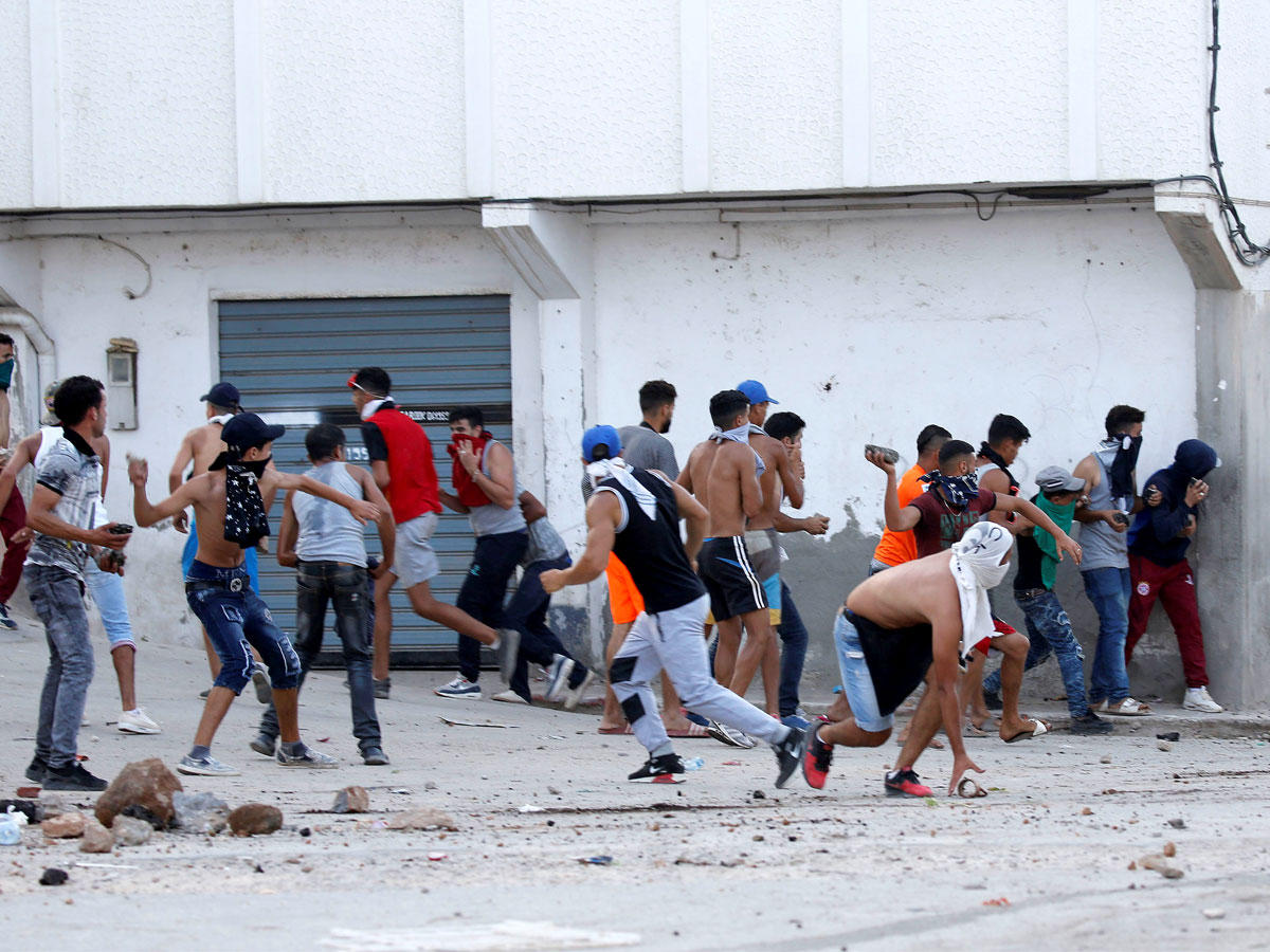 متظاهرون يرشقون بالحجارة شرطة مكافحة الشغب في الحسيمة أمس الأول   (رويترز)