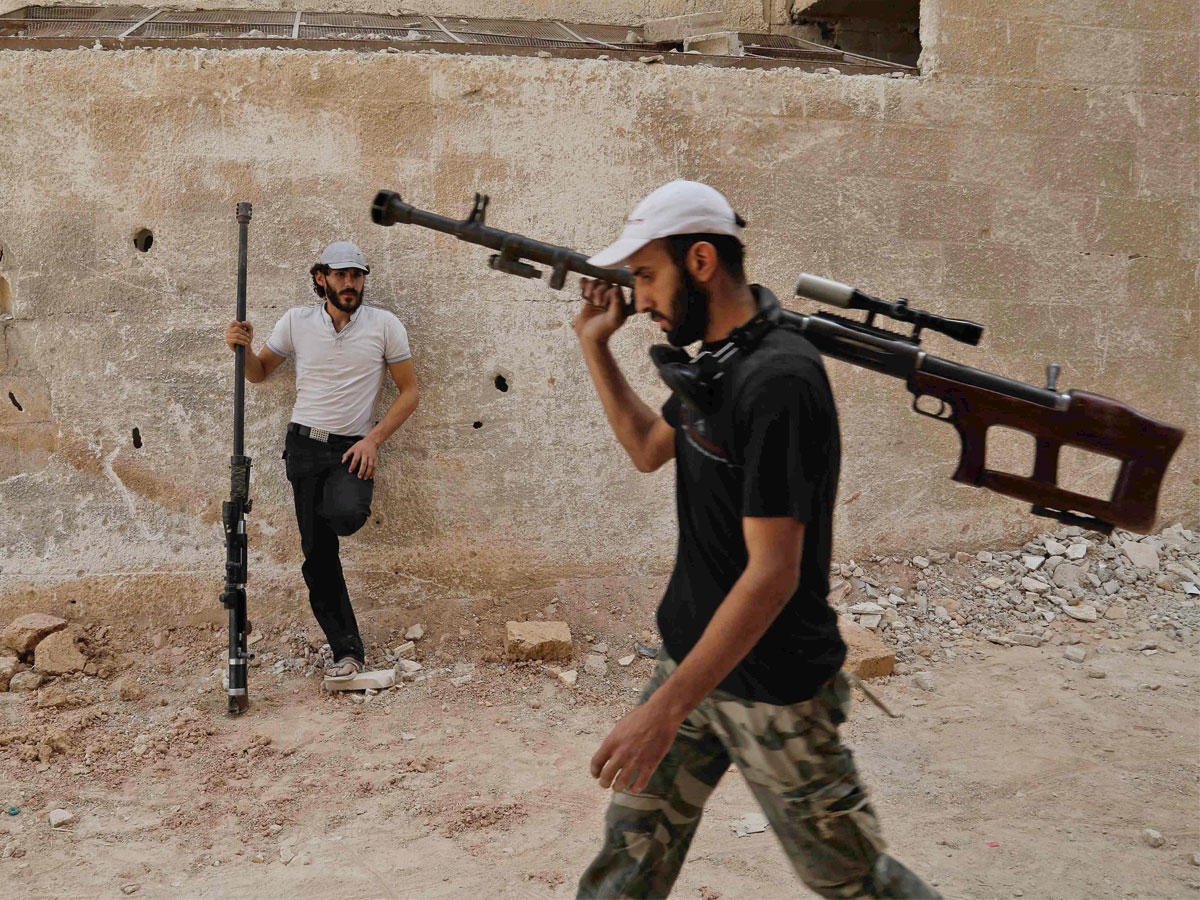 قناص في «فيلق الرحمن» يحمل بندقية محلية الصنع في عين ترما بالغوطة الشرقية أمس الأول (أ ف ب)n