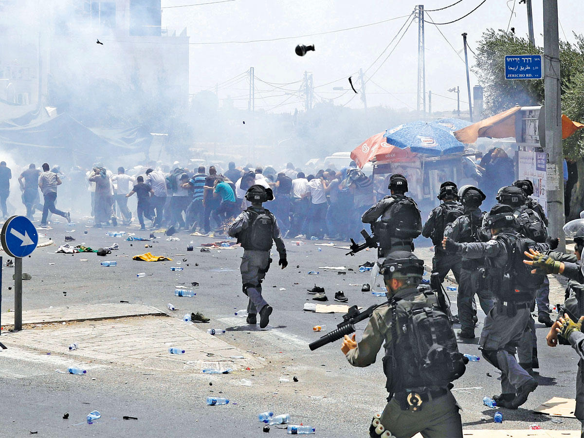 جانب من المواجهات بين الفلسطينيين وقوات الاحتلال في القدس أمس (اي بي ايه)