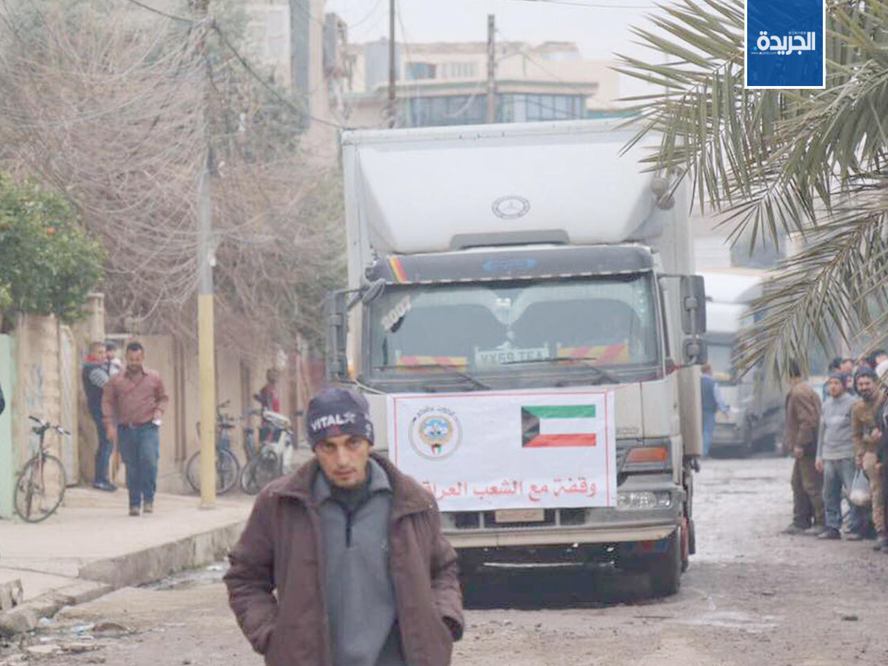 المساعدات الإنسانية العاجلة المتمثلة بالمواد الغذائية والتموينية أثناء توزيعها في مدينة الموصل