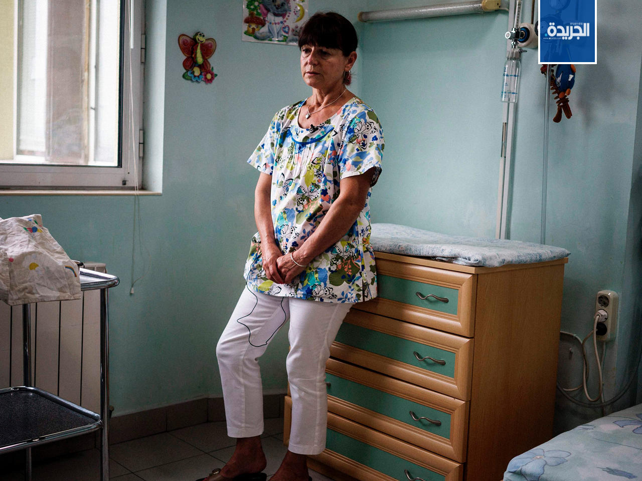 الممرضة البلغارية فالنتينا سيروبولو في وحدة العناية المركزة حيث تعمل في مستشفى في مدينة بازاردجيك