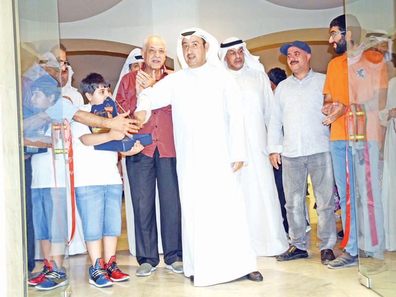 قص شريط الافتتاحn