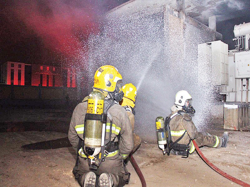  فرق الإطفاء مساء امس اثناء تعاملهم مع الحريق