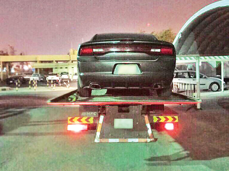 إحالة إحدى السيارات المخالفة إلى الحجز