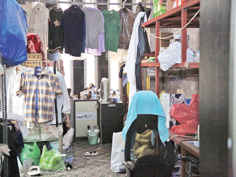 ضبط مبيت العمال في المحال خلال الحملة