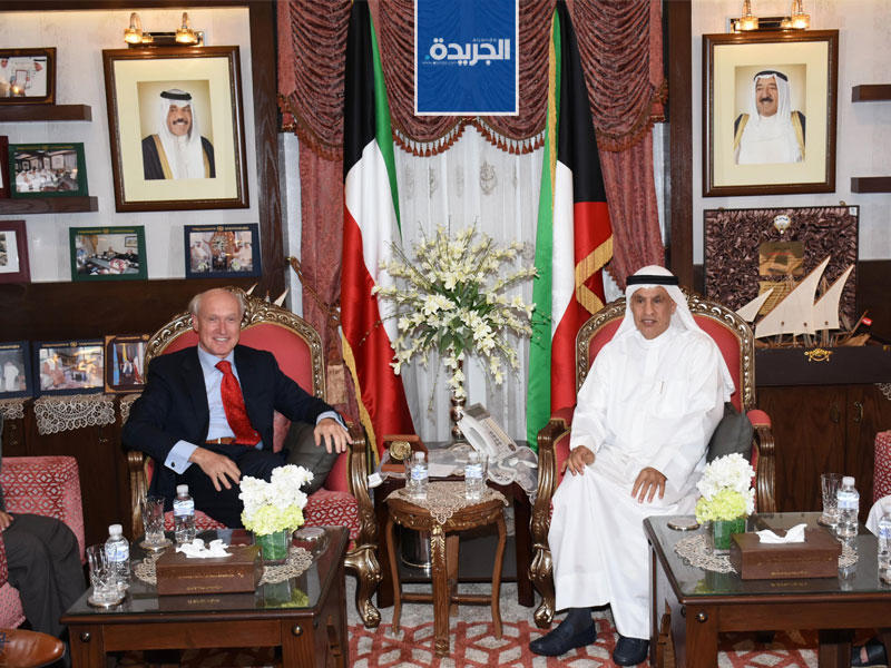  الرئيس التنفيذي للجهاز المركزي لمعالجة أوضاع المقيمين بصورة غير قانونية صالح الفضالة مع سفير مملكة هولندا لدى الكويت فرانس بوتايت