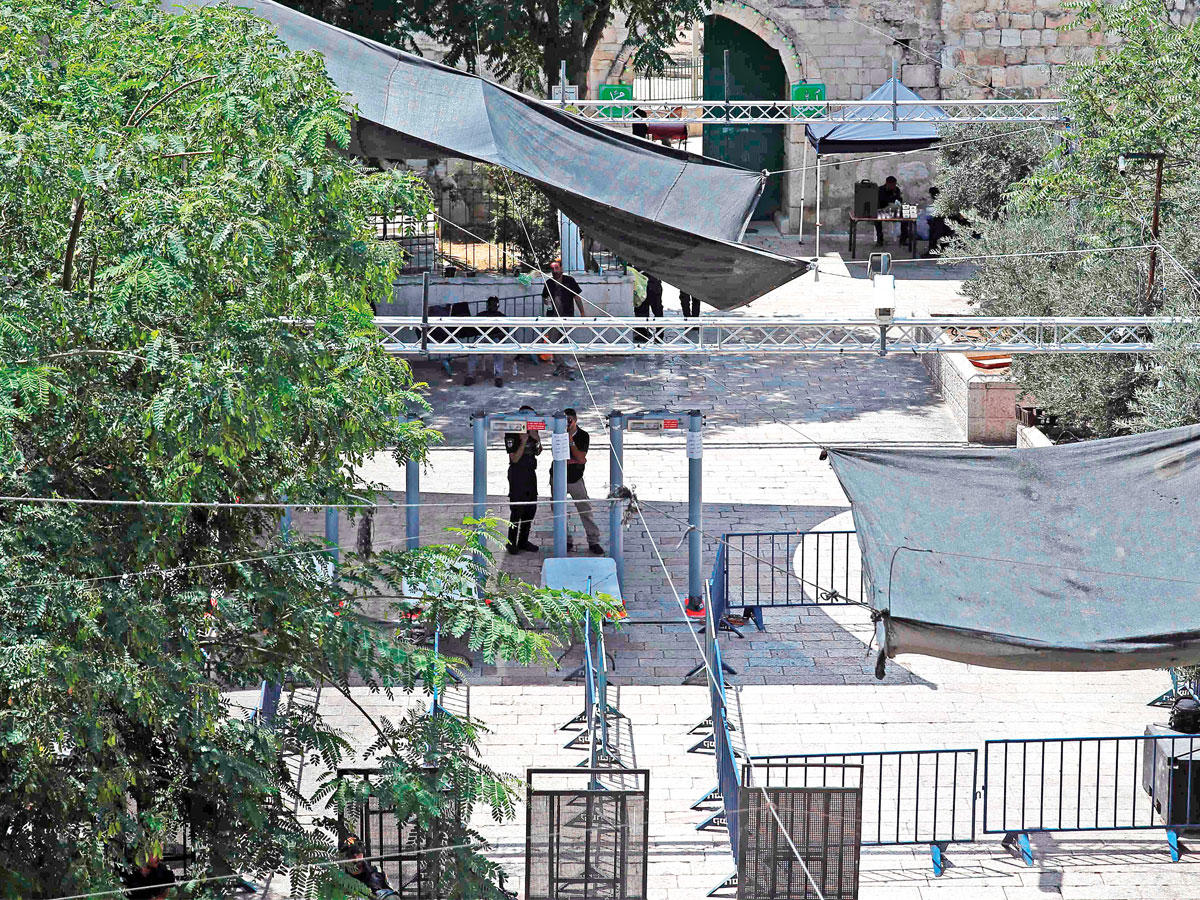 مشهد عام يظهر الكاميرات الجديدة والحواجز الحديدية التي وضعتها سلطات الاحتلال الإسرائيلي أمام بوابات المسجد الأقصى بالقدس الشرقية أمس (أ ف ب)