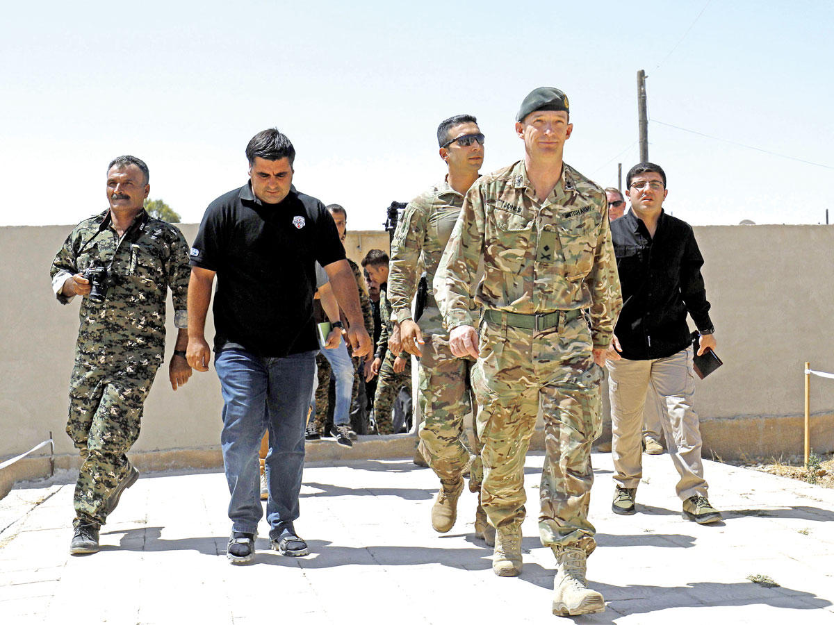 نائب قائد قوات التحالف الدولي ضد «داعش» روبرت جونز يصل إلى عين عيسى للقاء مجلس الرقة المدني أمس t(ا ف ب)