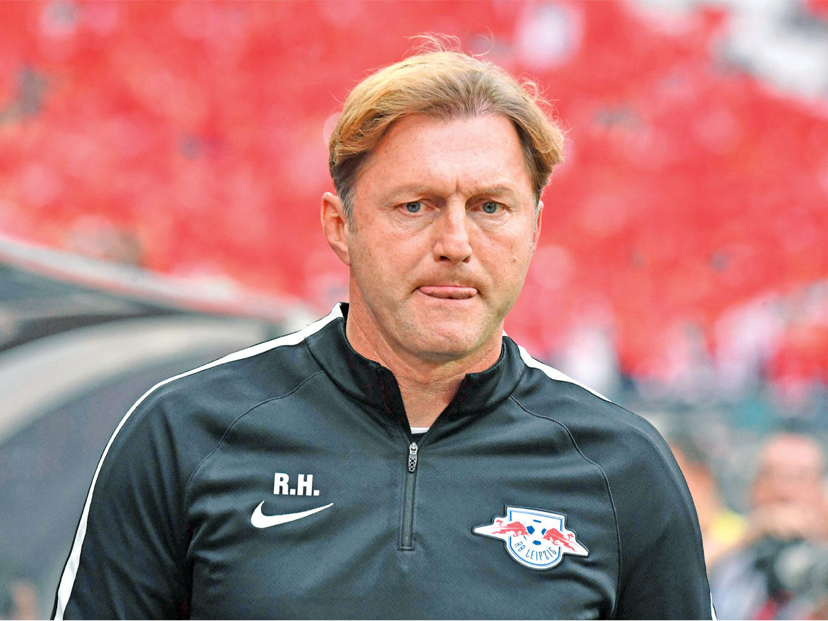 رالف هازنهاتل المدير الفني لنادي لايبزيغ 