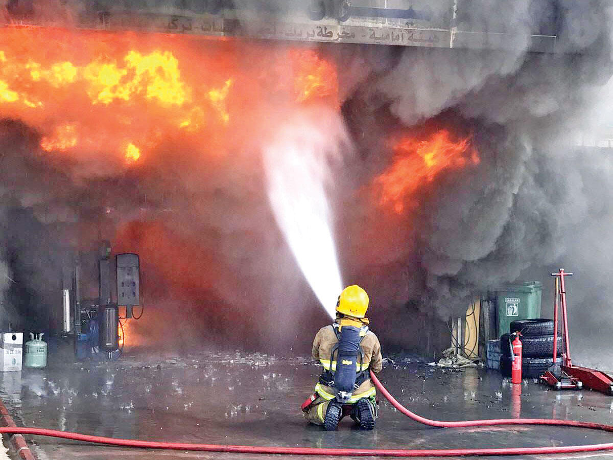 إطفائي يكافح الحريق