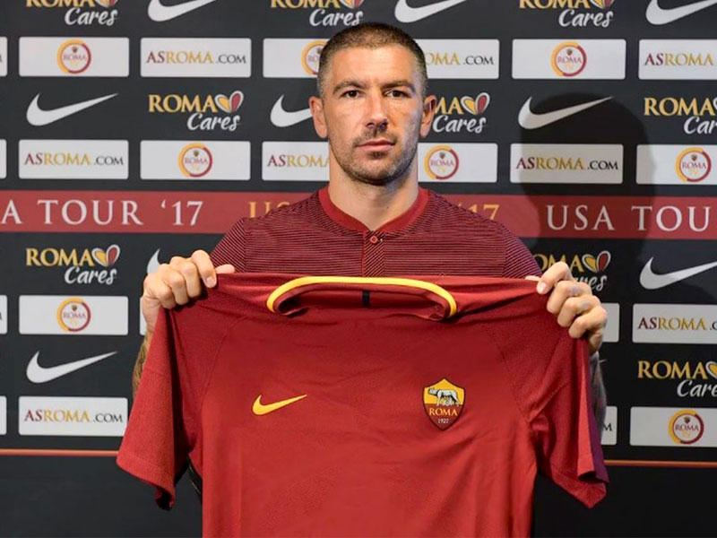 مدافعه الصربي الكسندر كولاروف