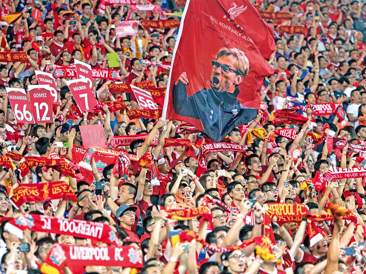 جماهير ليفربول ترفع صورة للمدرب كلوب خلال مباراة ودية قبل أيام