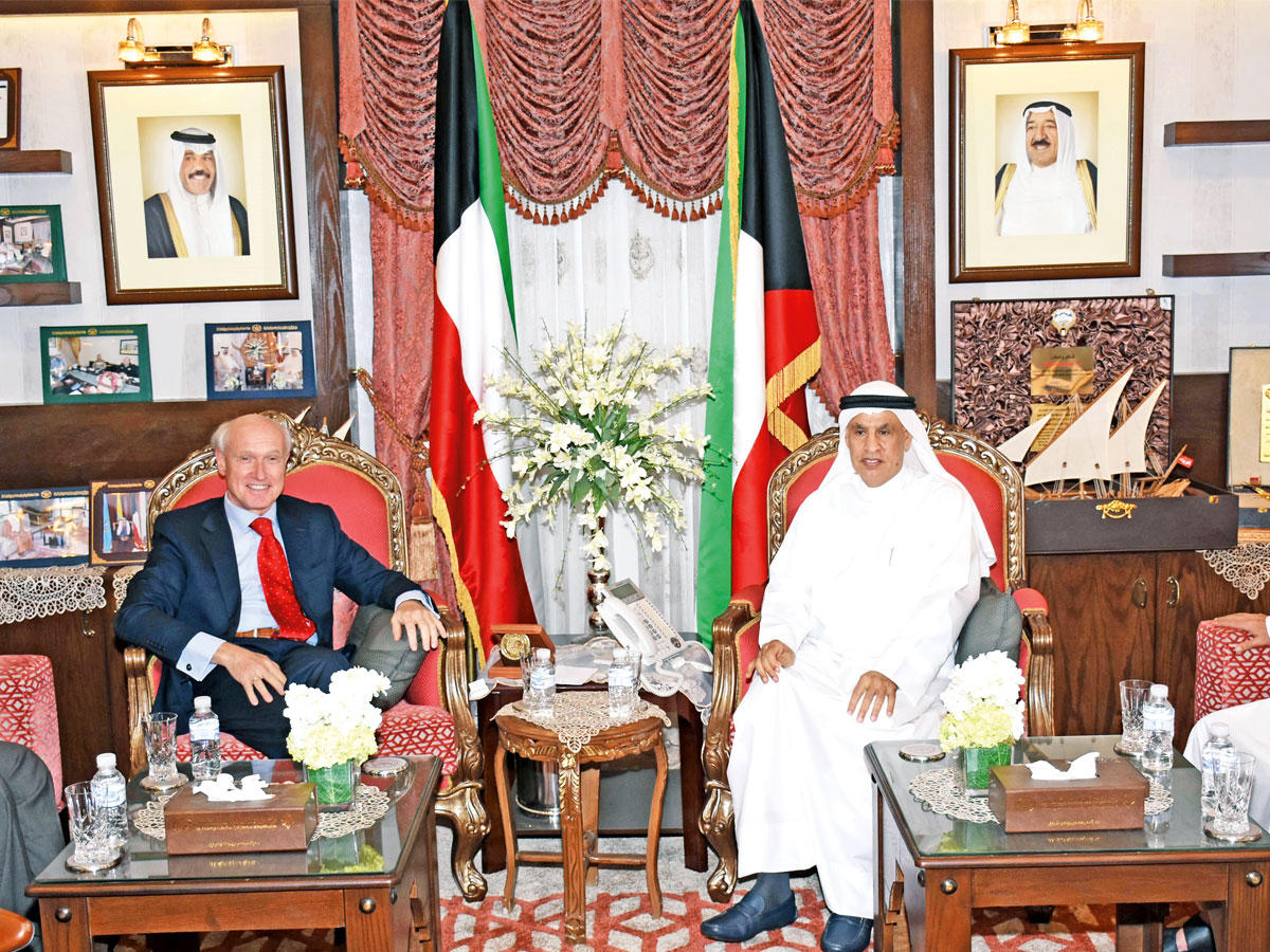 الفضالة مستقبلاً سفير هولندا أمسn