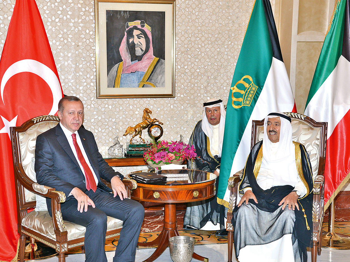 الأمير خلال المباحثات مع الرئيس التركي في دار سلوى أمس