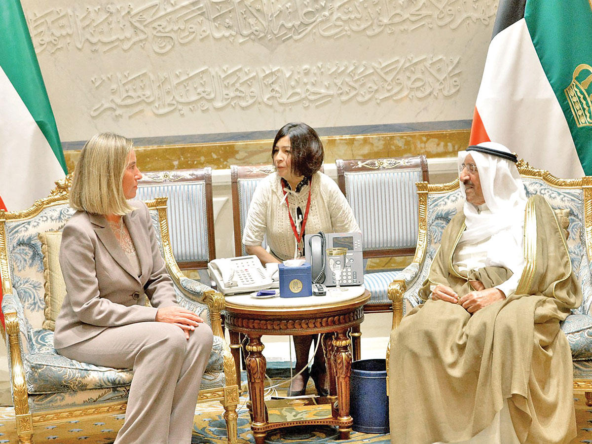 الأمير مستقبلاً موغيريني في قصر بيان أمس