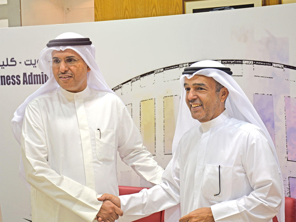 الهاجري مع المري خلال توقيع الاتفاقيةn