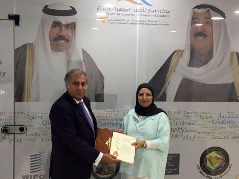 تكريم اختصاصية الصحة العامة بوزارة الصحة الدكتورة فاطمة الثلاب