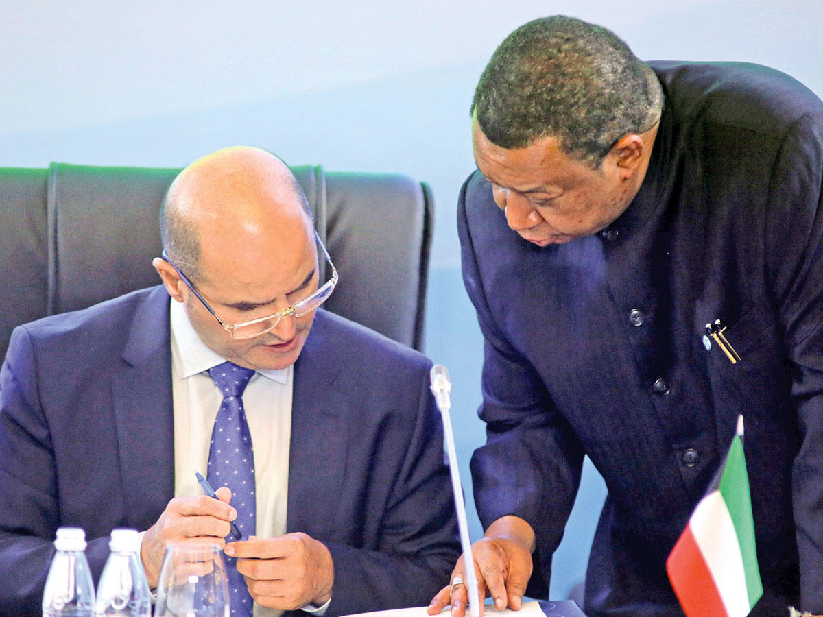 المرزوق و باركيندو خلال الاجتماع (رويترز)