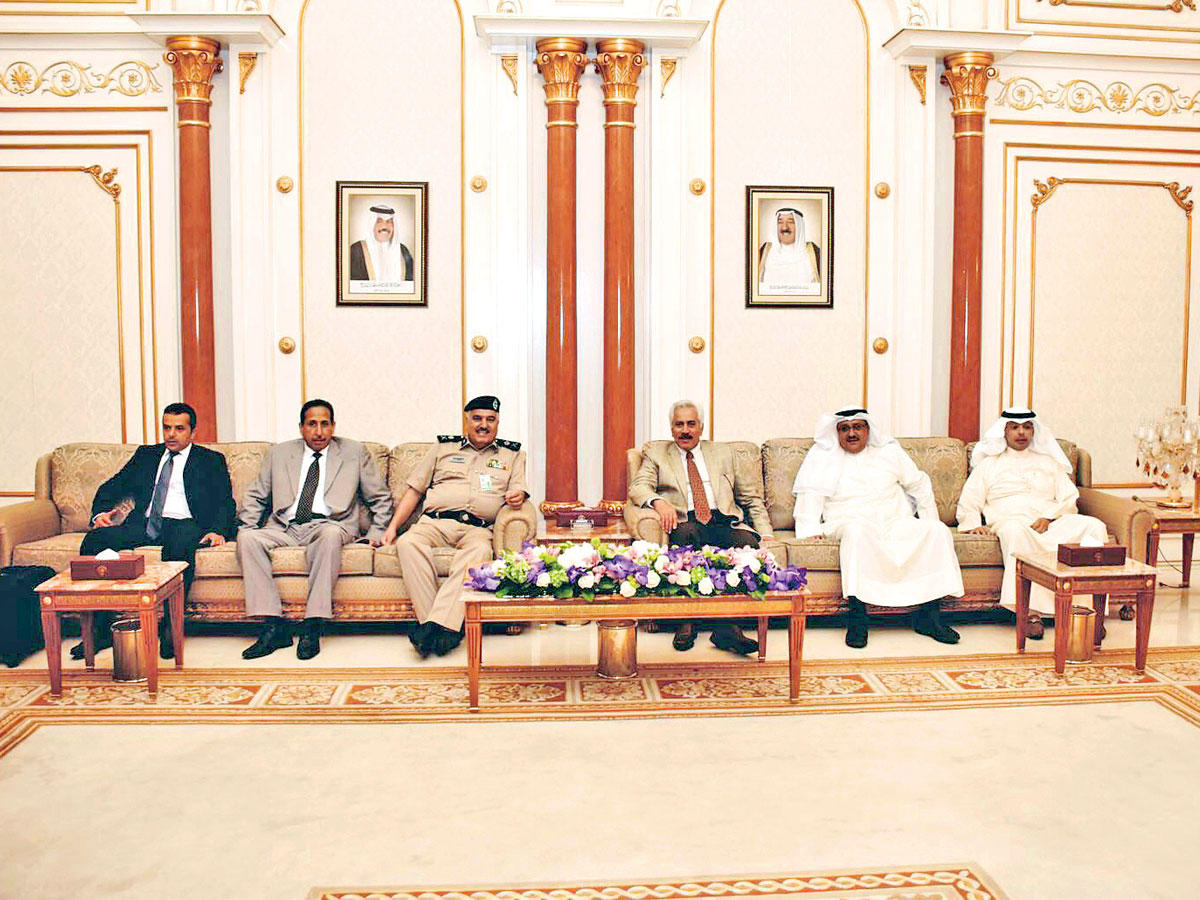 الدوسري مع مستقبليه في المطار