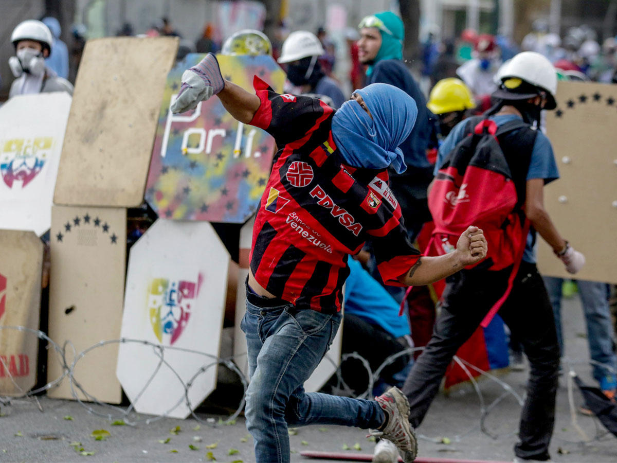 المتعاطفين مع المعارضة يشتبكون مع قوات الأمن الفنزويلية