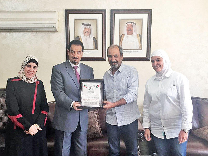 الدعيج يسلم تبرعات كويتية لإحدى الجمعيات الخيرية الأردنية 