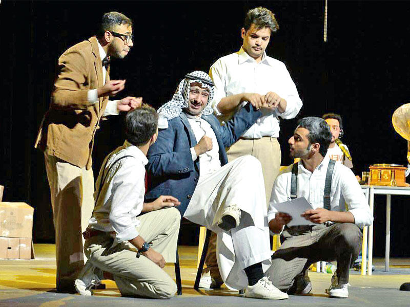 مشهد من مسرحية «عبر الأثير»