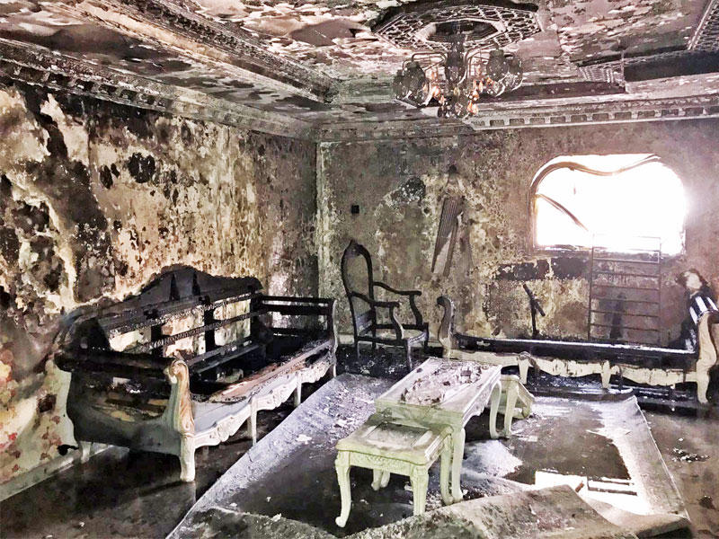 آثار الحريق بالمنزل