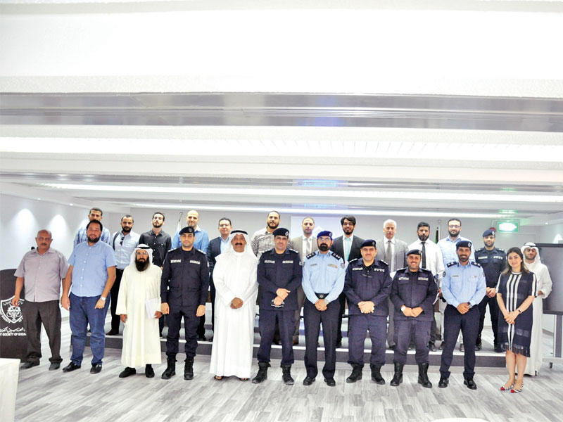 الفهد والصانع مع مجموعة من المتدربين وممثلي «الإطفاء»