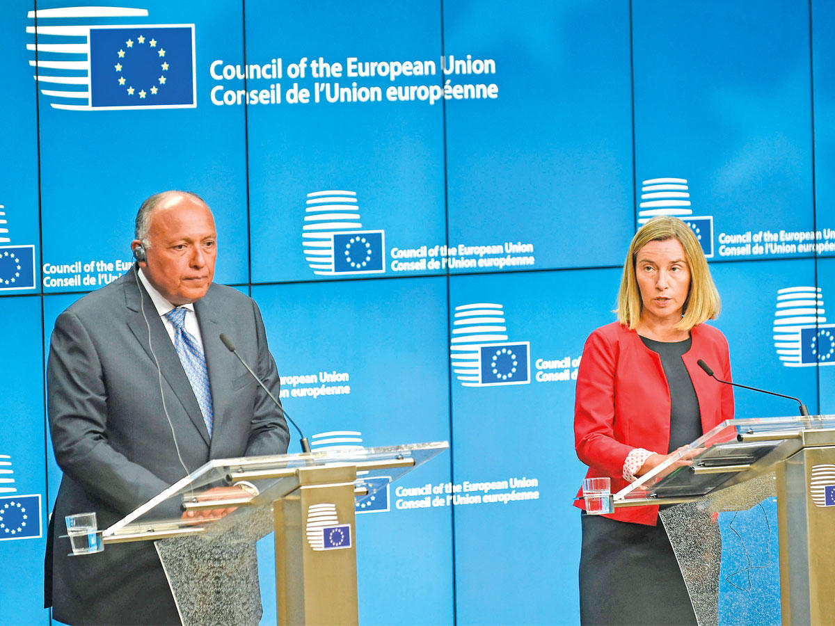 موغيريني وشكري خلال مؤتمر صحافي في بروكسل (أ ف ب) 