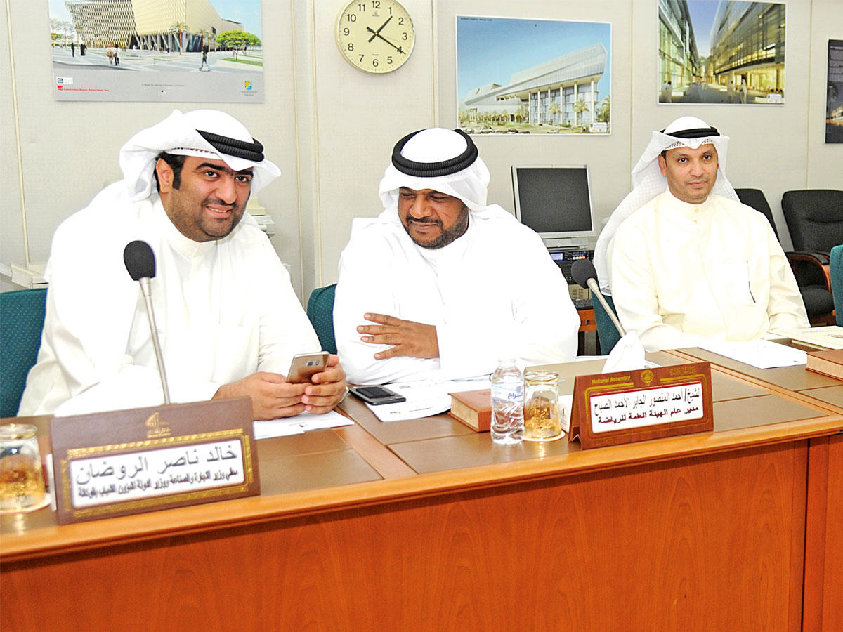 الروضان وفريقه في اجتماع لجنة الشباب والرياضة أمس