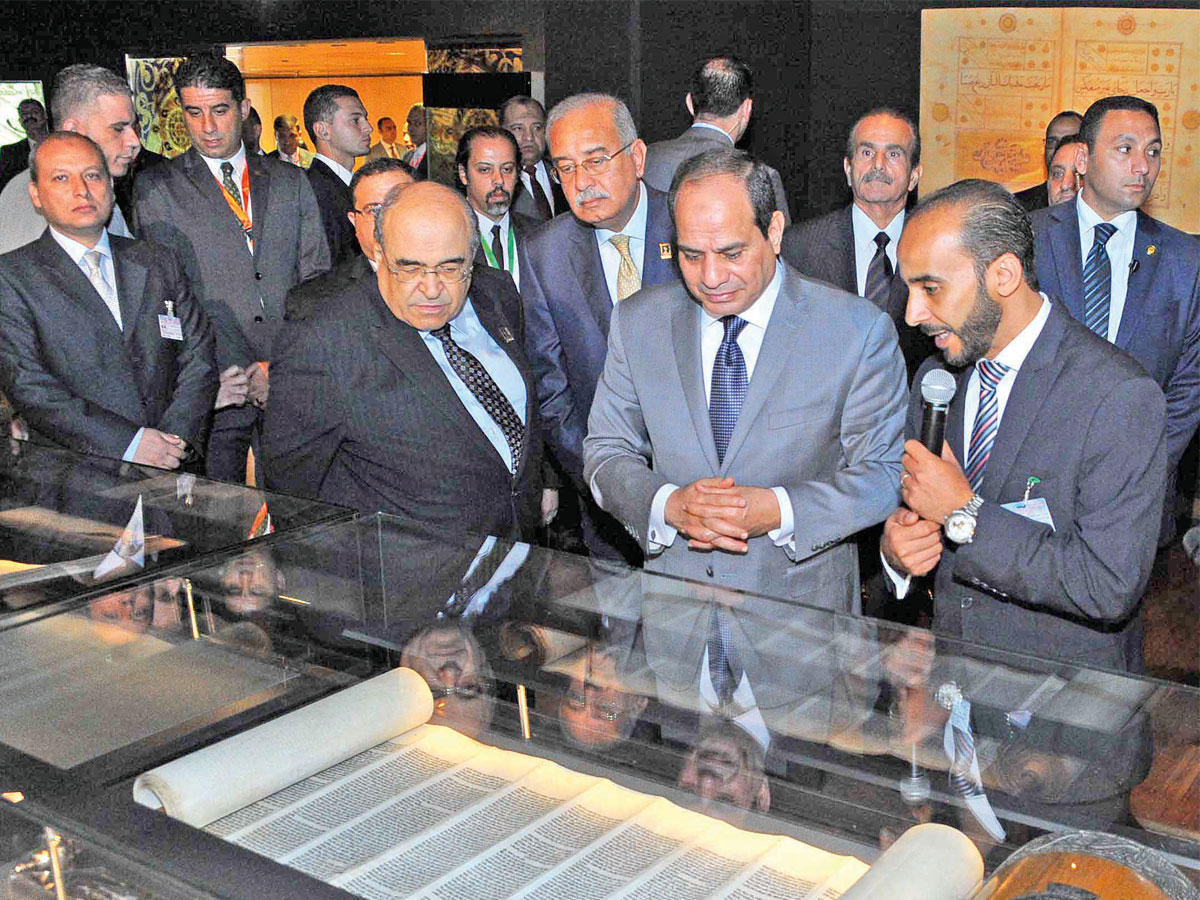 السيسي خلال جولة بمكتبة الإسكندرية أمس (الرئاسة المصرية)