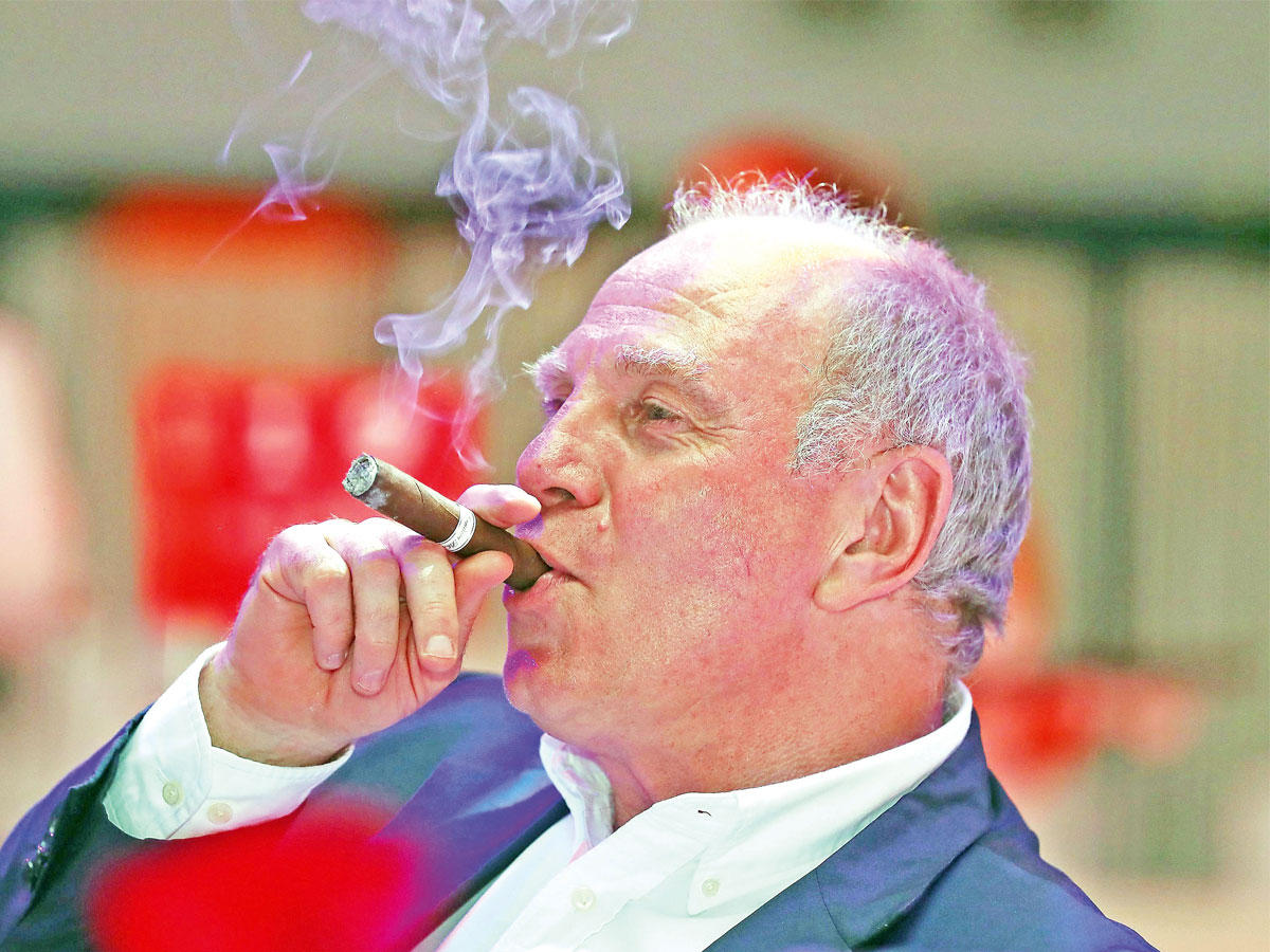 رئيس نادي بايرن ميونيخ أولي هوينيس