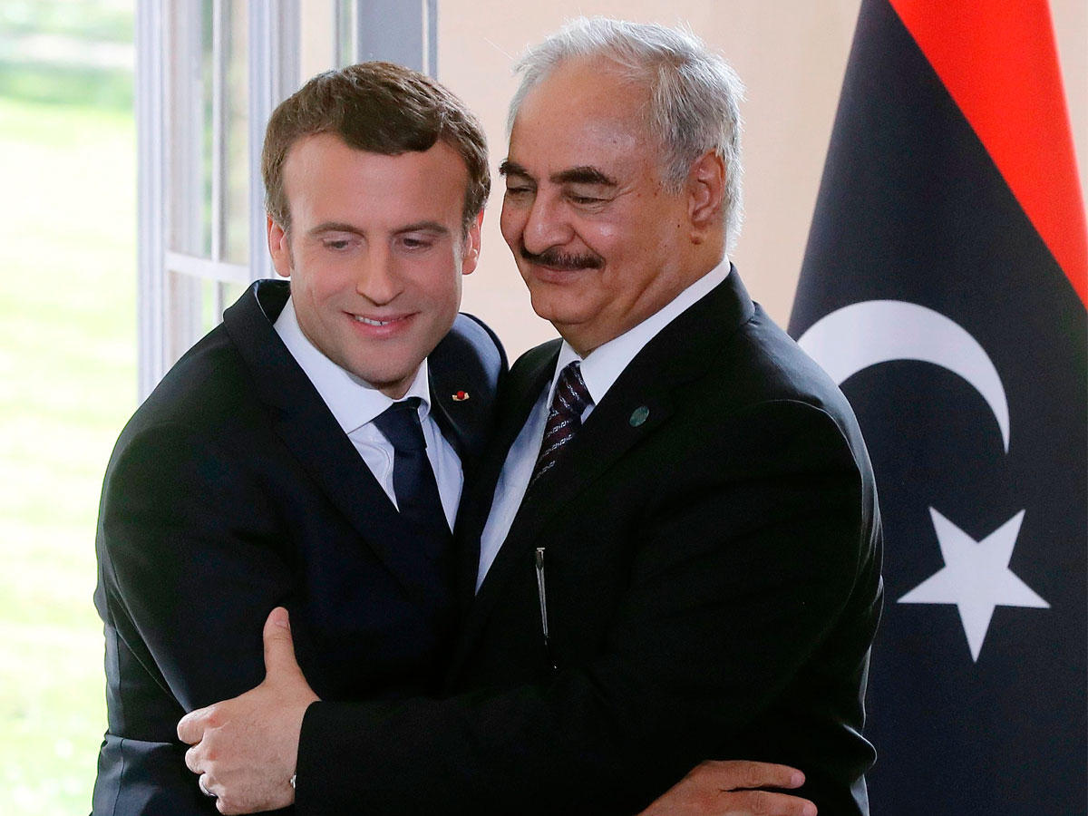 الرئيس الفرنسي إيمانويل ماكرون واللواء خليفة حفتر