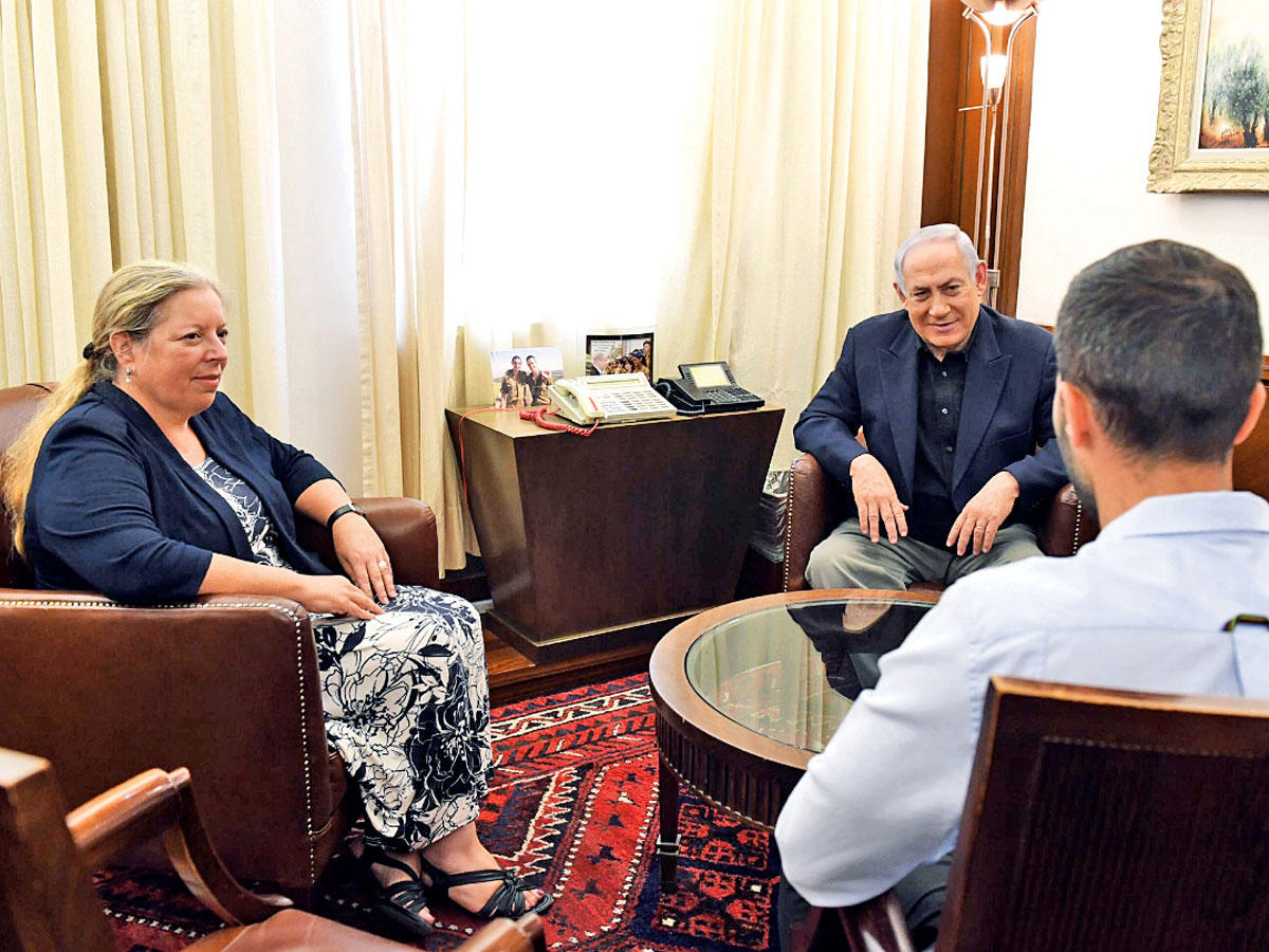 نتنياهو مستقبلاً السفيرة الإسرائيلية لدى عمَّان وحارس السفارة في مكتبه بالقدس أمسn