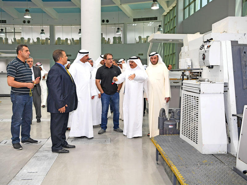 الأثري خلال الجولة في مطبعة «الهيئة»n