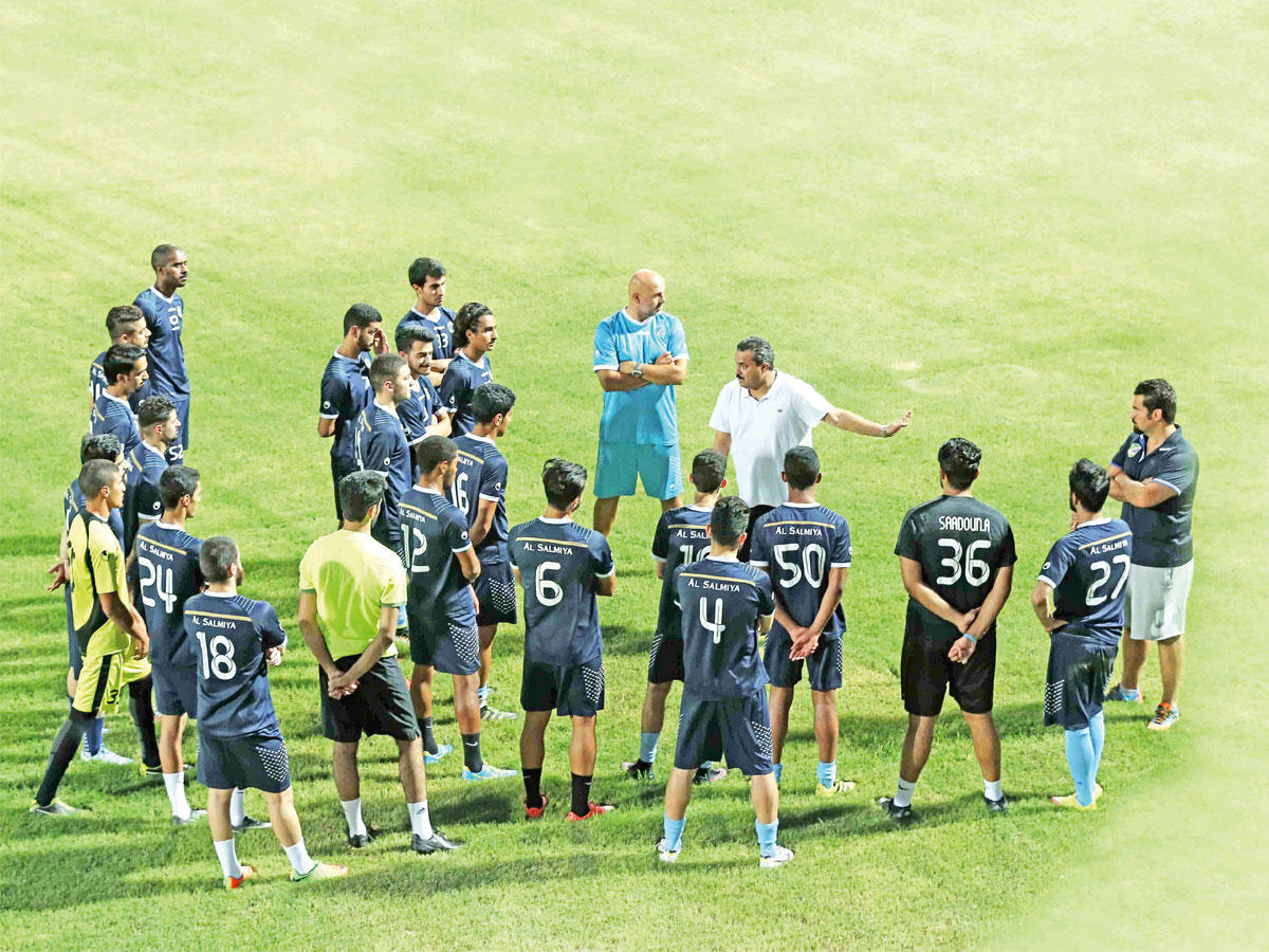 حمادة يوجه لاعبي السالمية قبل بدء التدريب