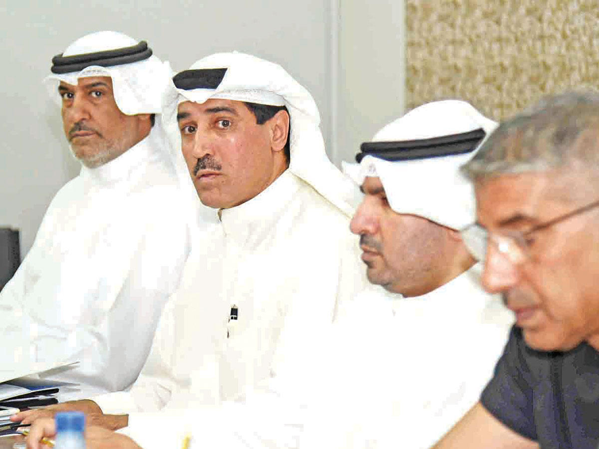 محمد خليل متحدثاً خلال الاجتماع