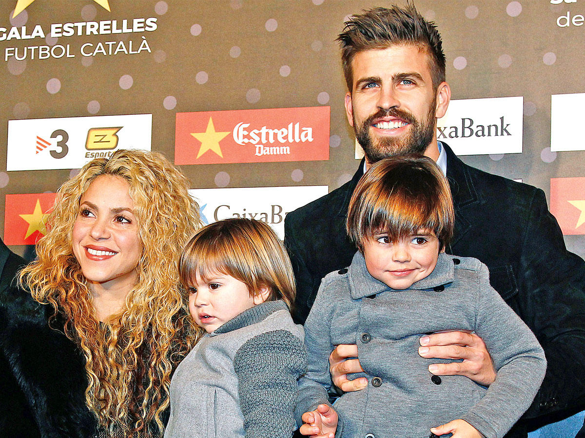 شاكيرا وبيكيه مع ابنيهما