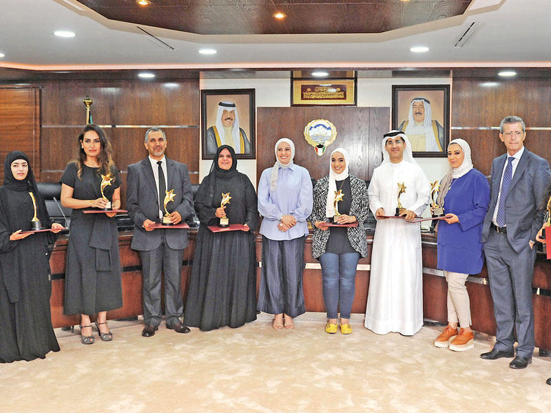 جانب من تكريم العاملين في قطاع العمل الإحصائي